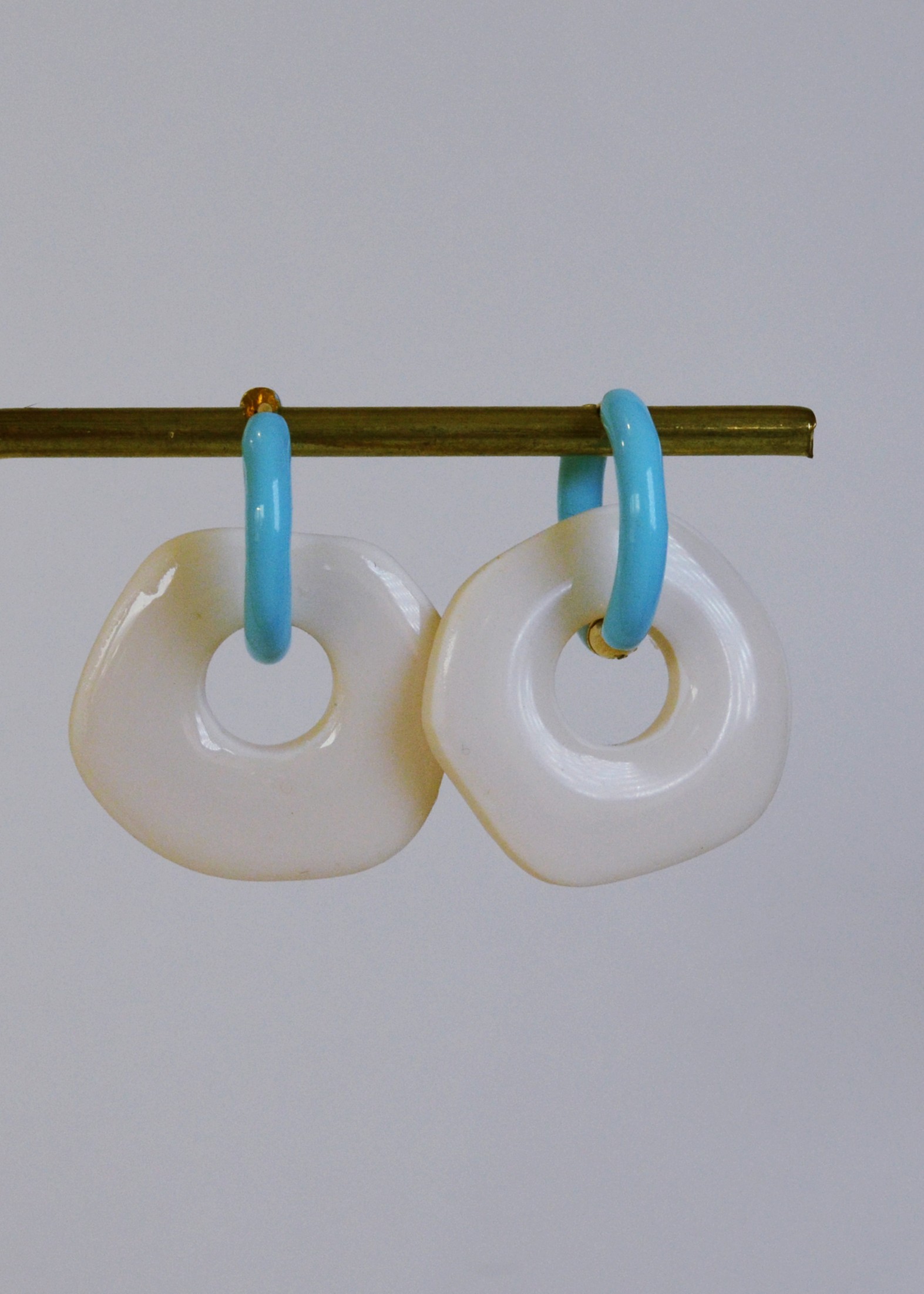 Diseños abstractos que cambian según la perspectiva, como nebulosas amorfas en el universo.